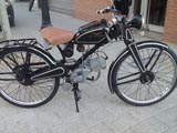 Moto guzzi negra perfilado en blanco y oro